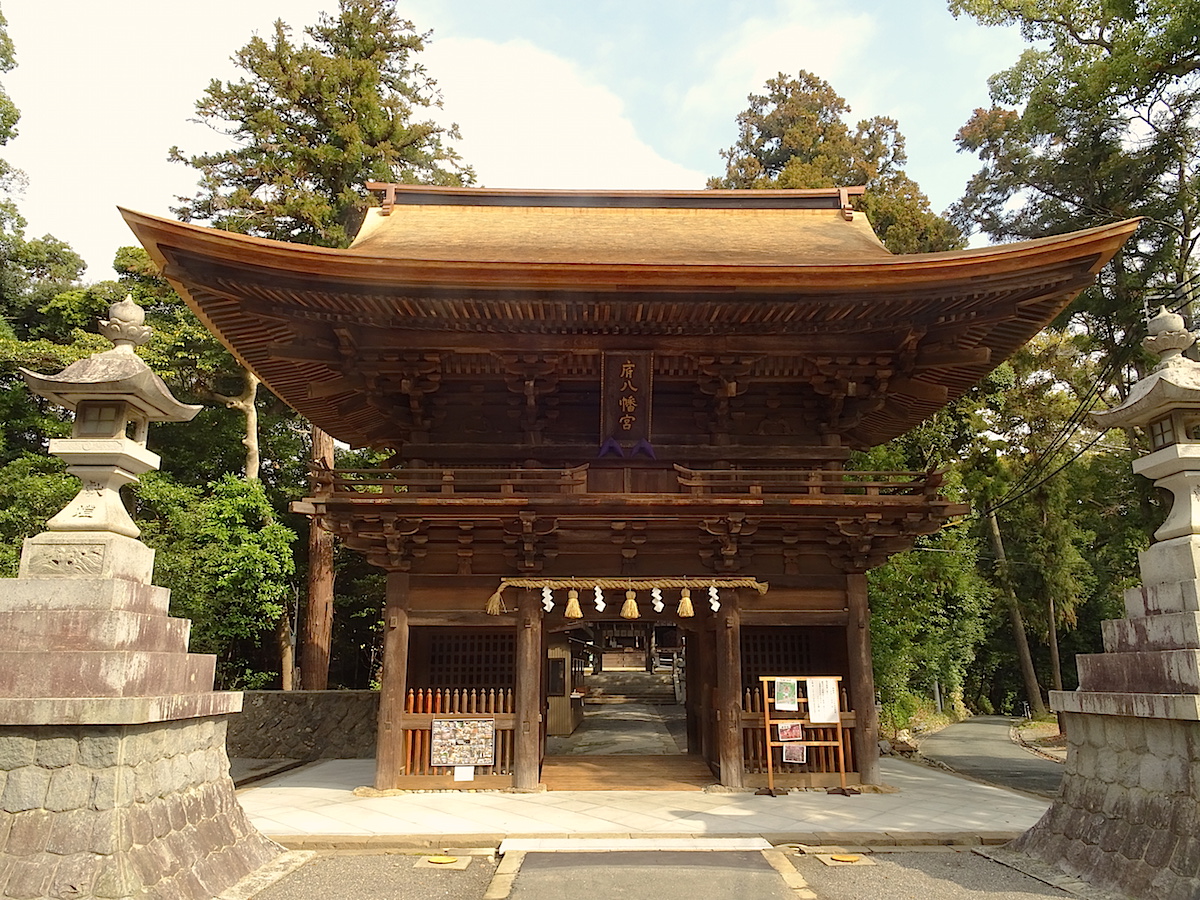 寛永12年(1635年)建立の府八幡宮楼門は静岡県の文化財に指定されています