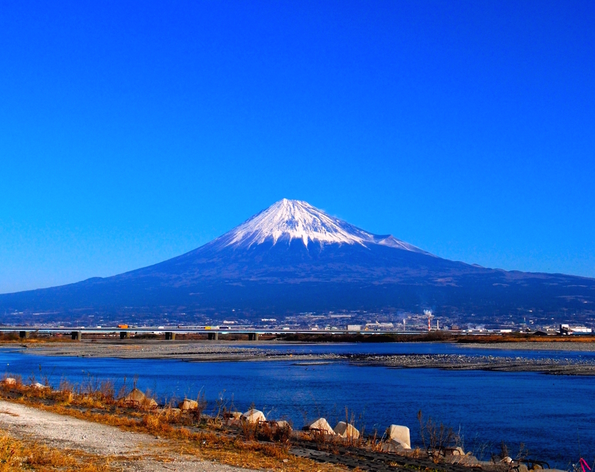 河口に近い国道1号新富士川橋と富士山