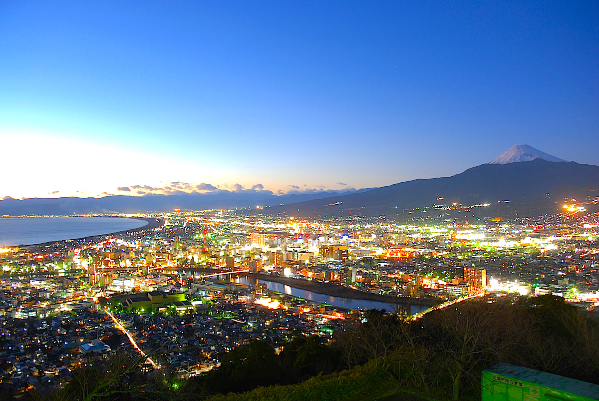 香貫山山頂から眺めた沼津の夜景