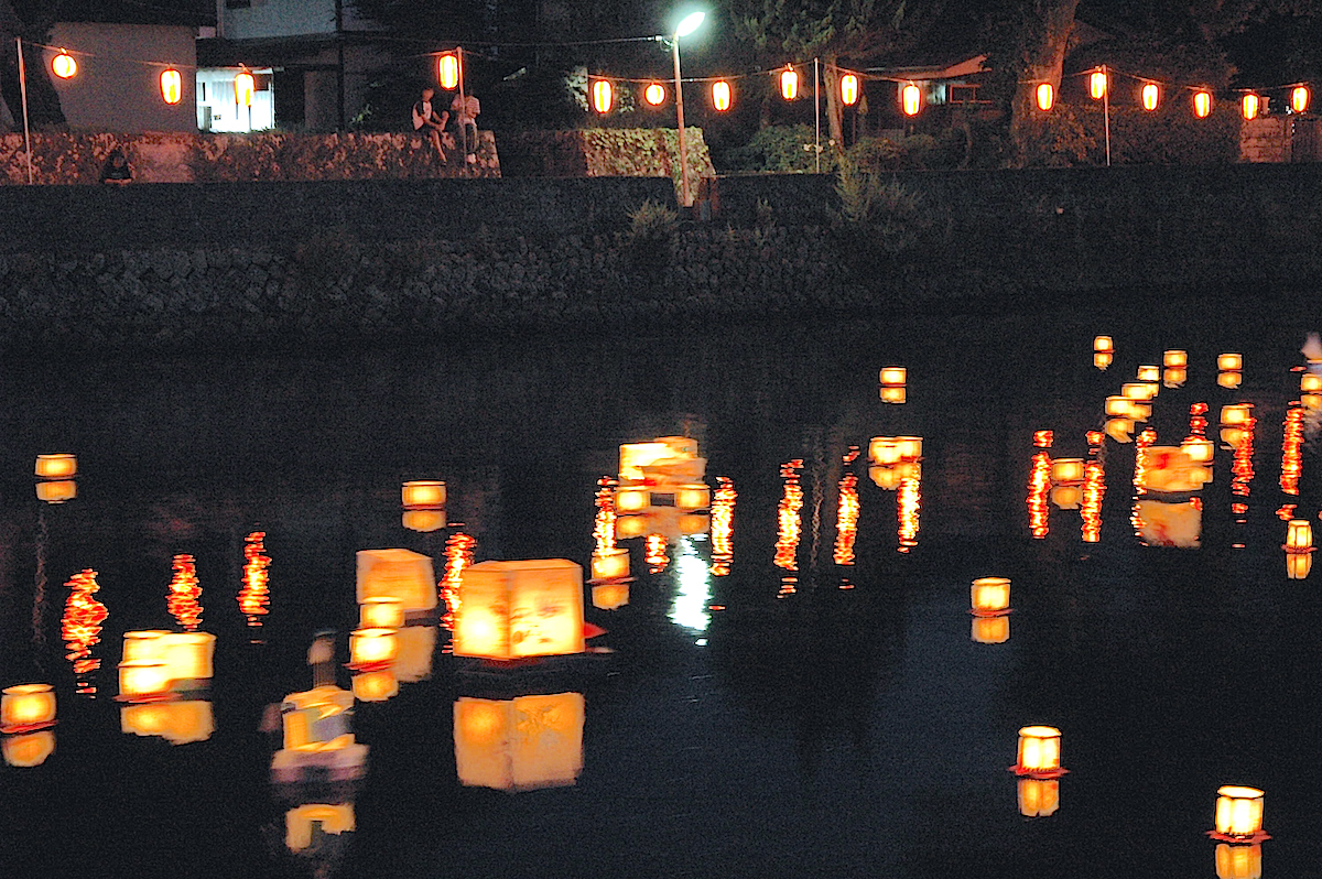 松崎町の盆の風物詩である『灯篭流し』