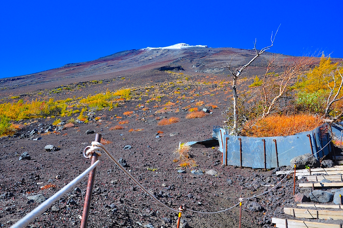富士山の初冠雪の平均日は9月30日。9月も下旬になれば登山道に人影はありません