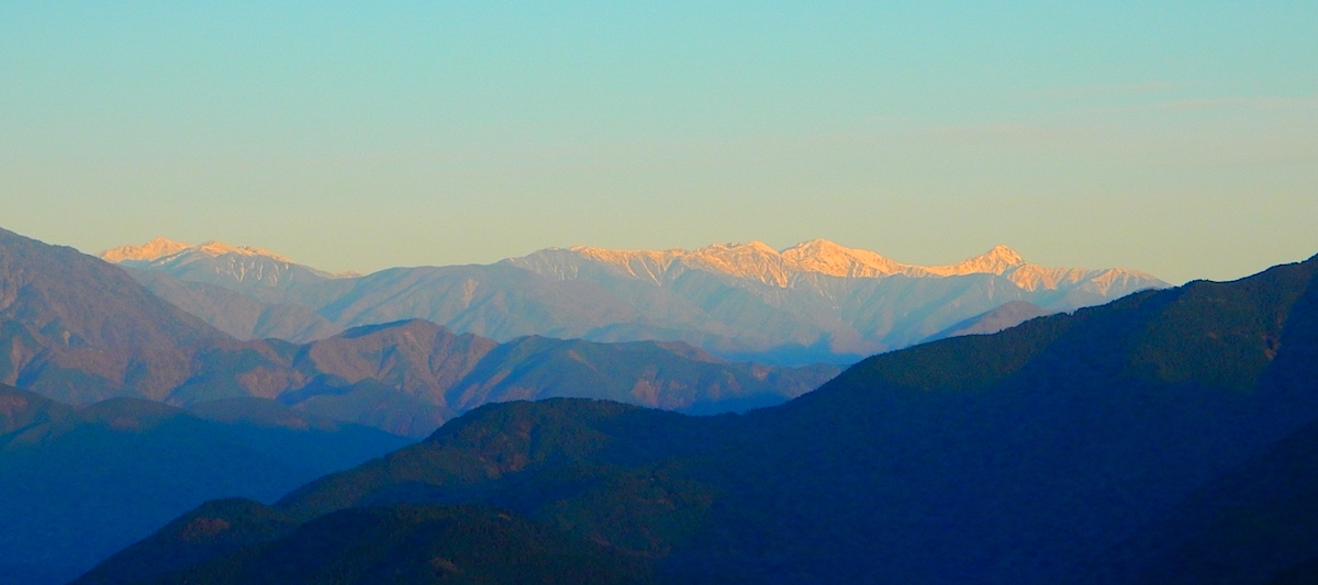 白鳥山山頂から日の出時の南アルプス南部の山並み眺望