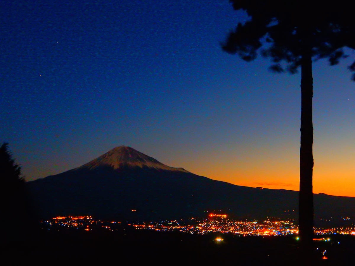 空が赤く染まる日の出前の眺望。眼下に富士宮の明かりが