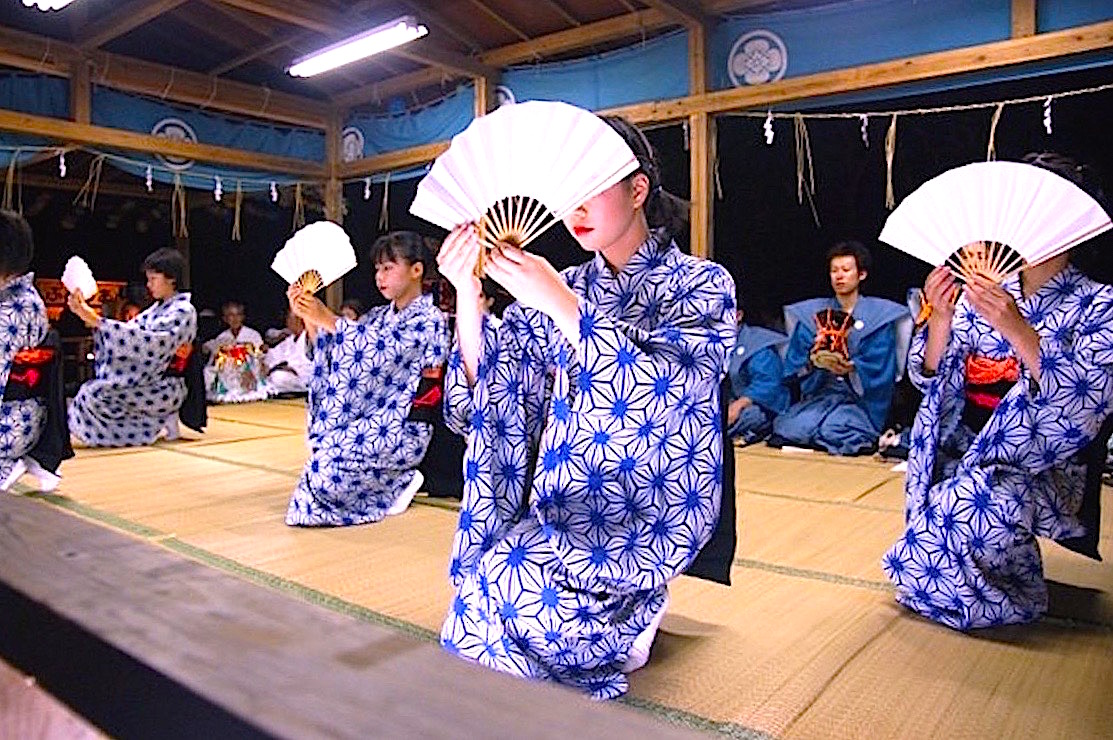 「ヒーヤイ踊」は少女達の小歌踊