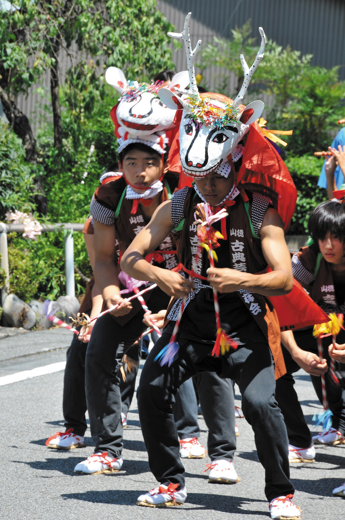 鹿の面をつけて舞う「鹿ん舞」