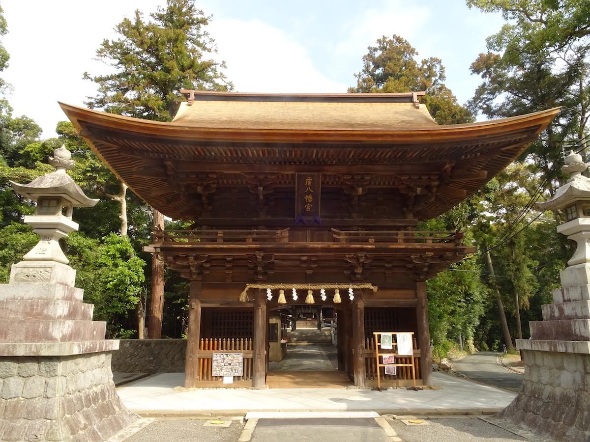 寛永12年（1635年）に建立された府八幡宮の楼門は静岡県の文化財