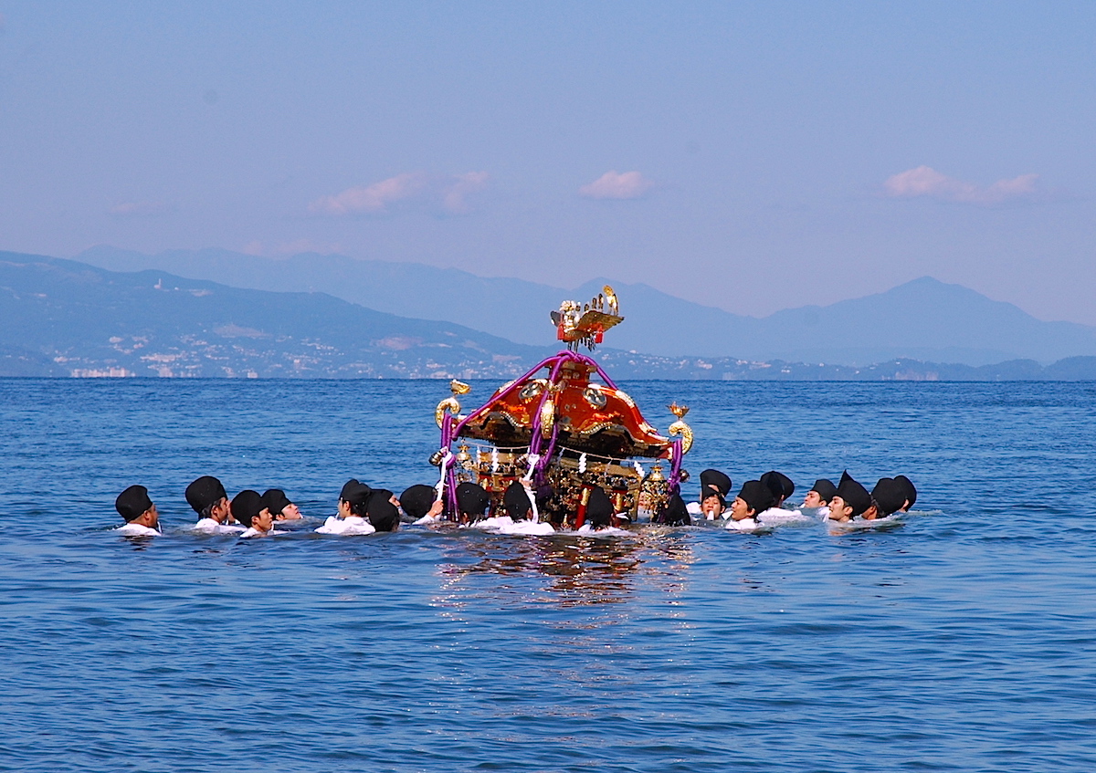 松原神社（八幡神社）の海中渡御