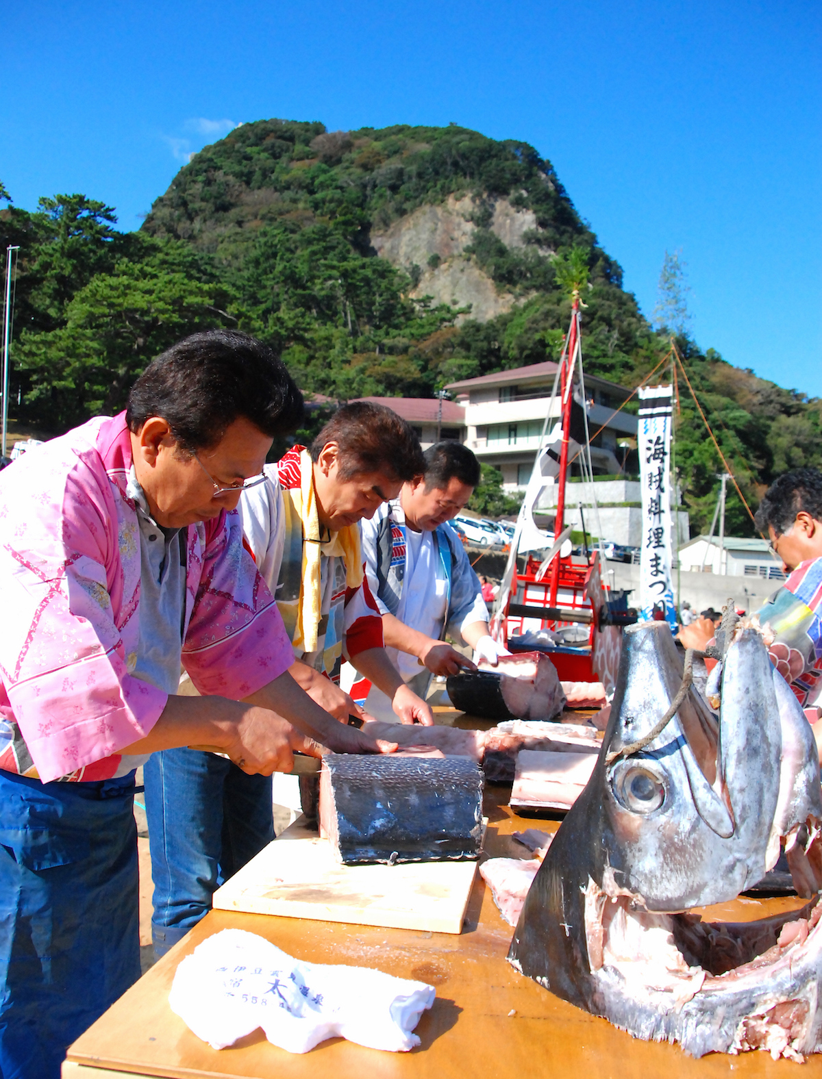 カジキマグロの解体。背後にそびえる烏帽子山は、上山城の物見台で、山頂の浅間神社の神主も高橋氏が務めた
