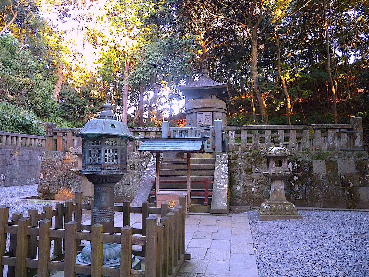 家康は遺言により、久能山に葬られました。家康の眠る神廟