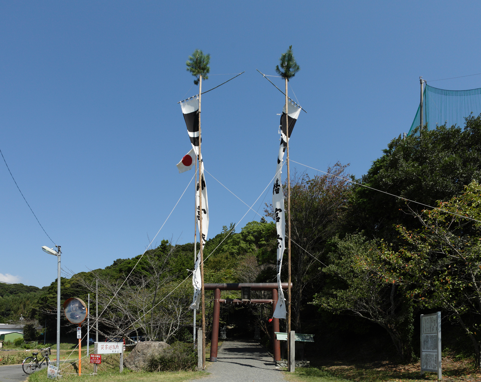 普段は静かな八幡宮もこの日ばかりは活気あふれる