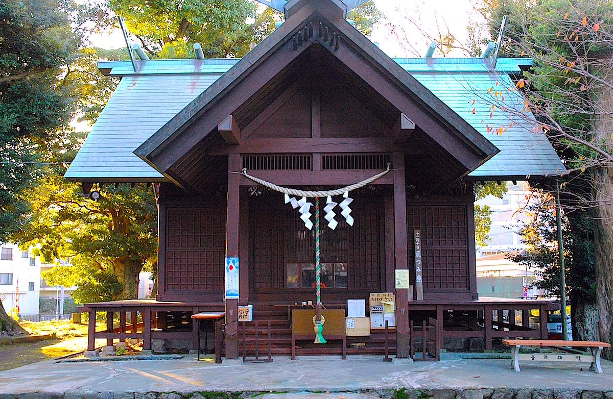 源頼朝と八重姫の逢瀬の地といわれる音無の森に鎮座する音無神社