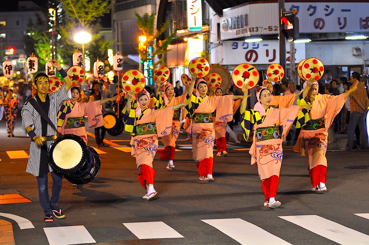 帳（とばり）が降りてからが花笠踊りの真骨頂！