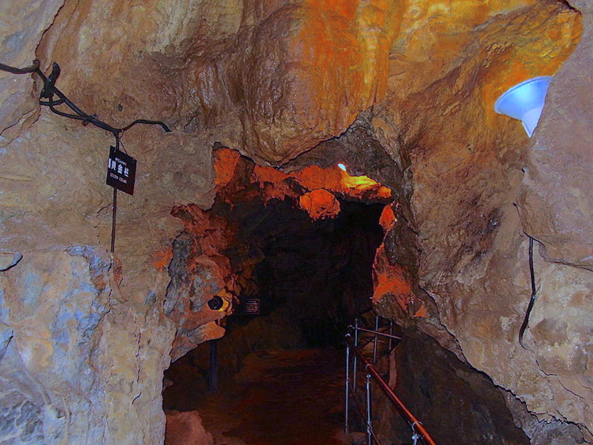岩肌3 溶跡Hiyodori カルデラ　魔窟　波浪　月影　稲妻Hiyodor 4 Celestial Stone Pillar at Mount Tachudake | 太忠岳の「天柱石