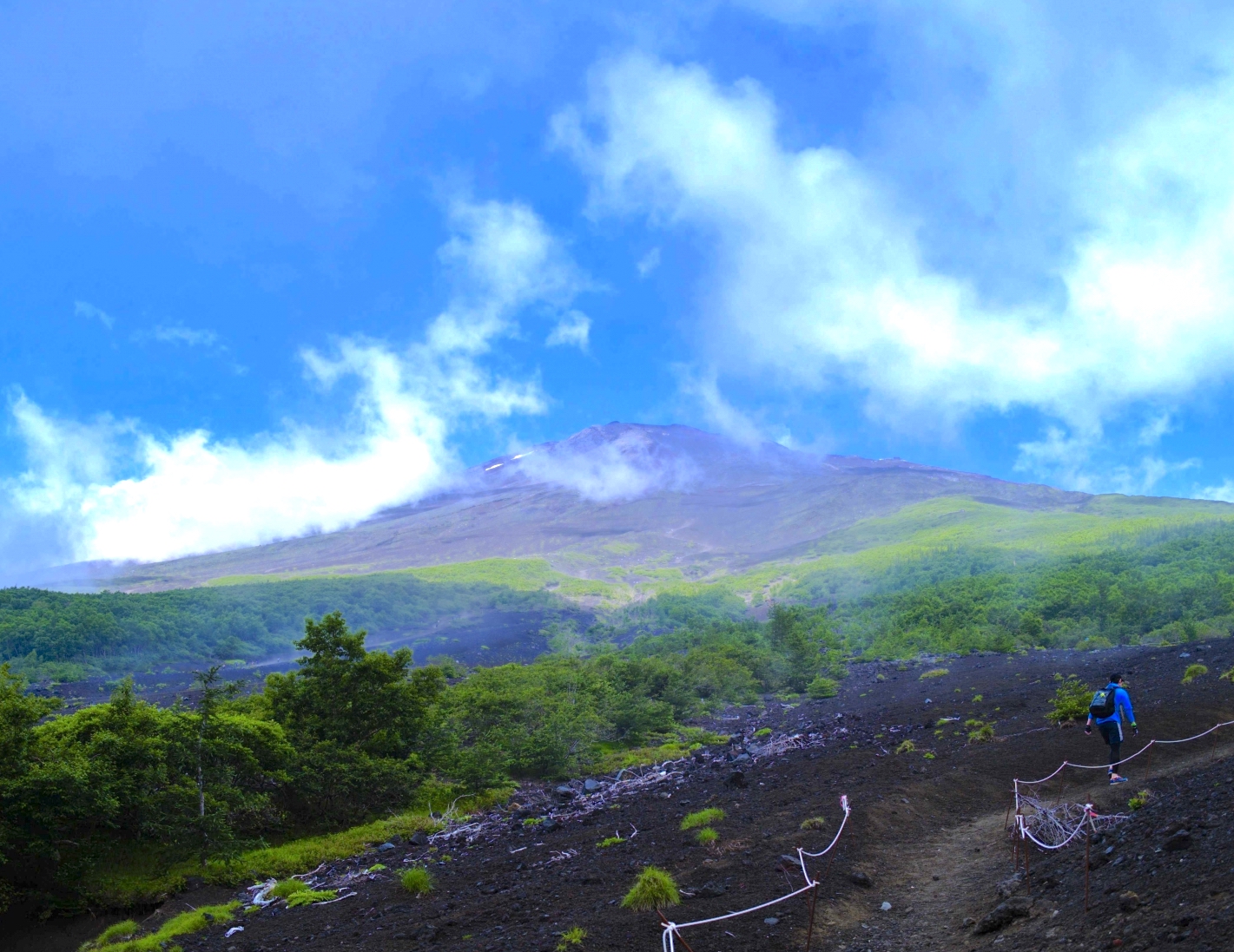 富士山になります。 杉本悠樹| February 10th 6:43am -7℃ 富士山頂方向＝南205