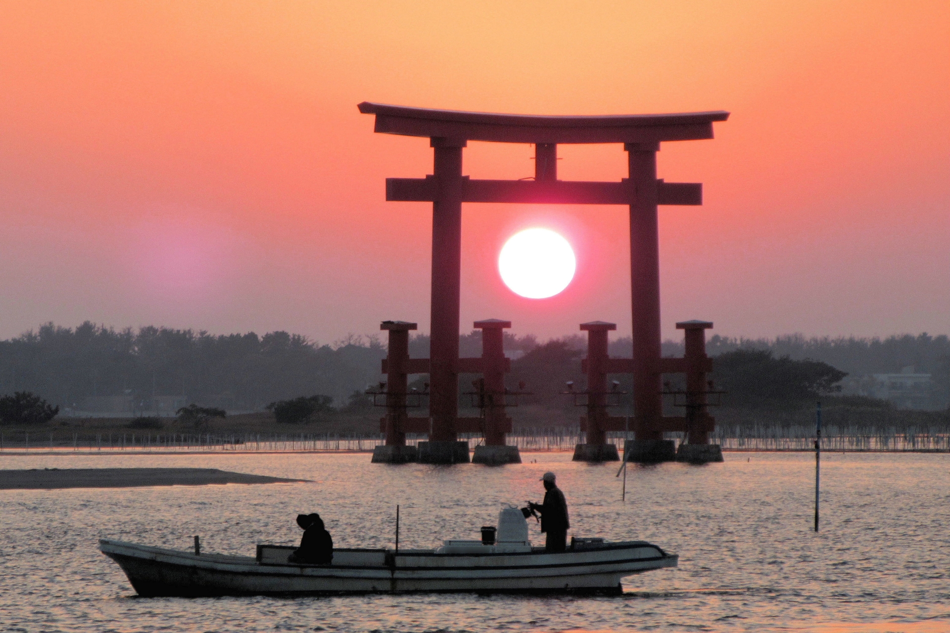 ★沖縄本島内居住者限定！　特大　螺鈿(らでん)　壁掛け/壁飾り　4枚　横238㎝ 黄色の壁と錆びた螺旋階段が素敵なお家 #沖縄 #昭和レトロ