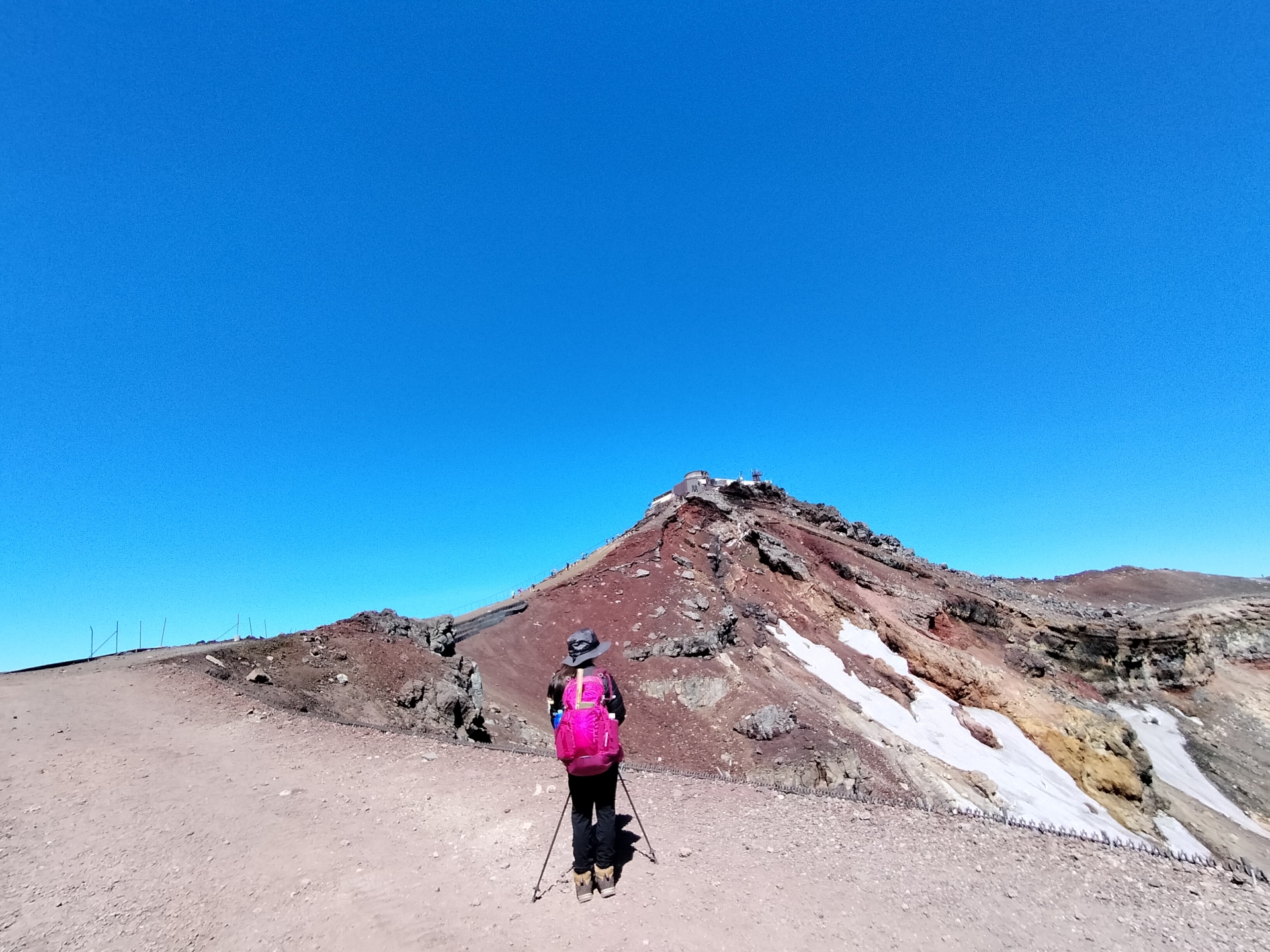 日本最高峰の富士山、多くの登山者が三角点を目指して、最高点を見逃し