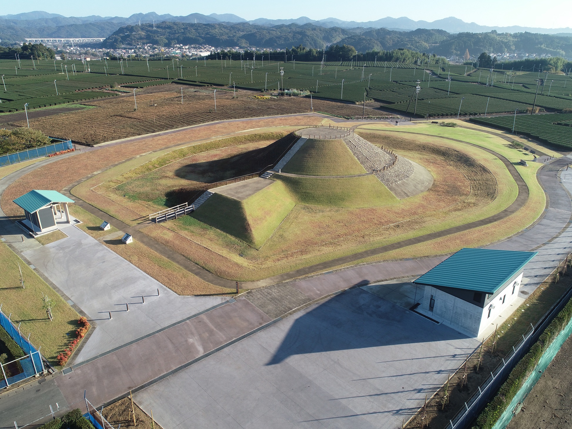 茶畑の中の吉岡大塚古墳、「築造時」と「現在」が比較できる史跡公園に